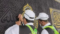 پرده جدید کعبه برافراشته شد + فیلم