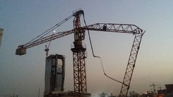 سقوط جرثقیل هنگام بلندکردن یک تریلی + فیلم