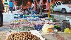 تسلط حیرت‌انگیز یک دست‌فروش ایرانی در چابهار به ۱۵ زبان!