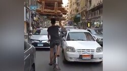 همراهی دیدنی یک پرنده کوچک با دوچرخه سواران + فیلم