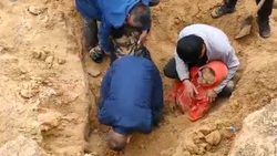 برخورد اتومبیل با یک کودک در کوچه + فیلم