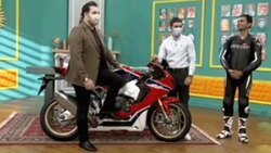 نجات معجزه آسای یک موتور سوار از مرگ حتمی + فیلم