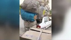 فرود غافلگیرکننده یک چترباز در وسط زمین فوتبال + فیلم