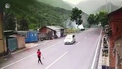 تصادف خودروی شاسی بلند با تریلی ۱۸ چرخ + فیلم