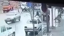لحظه عجیب نجات یک مسافر روی ریل قطار + فیلم