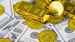 تلاش شهروندان افغانستانی برای گرفتن عکس سلفی با سخنگوی طالبان + فیلم