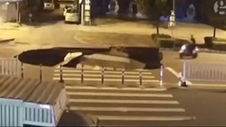 فرونشست زمين و بلعيدن خودرو در نيويورک + فيلم