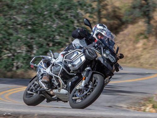 هوندا گلدوینگ 2019  Tour در مقابل بی ام و R 1250 GS Adventure  + فیلم