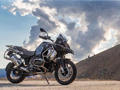 هوندا گلدوینگ 2019  Tour در مقابل بی ام و R 1250 GS Adventure  + فیلم