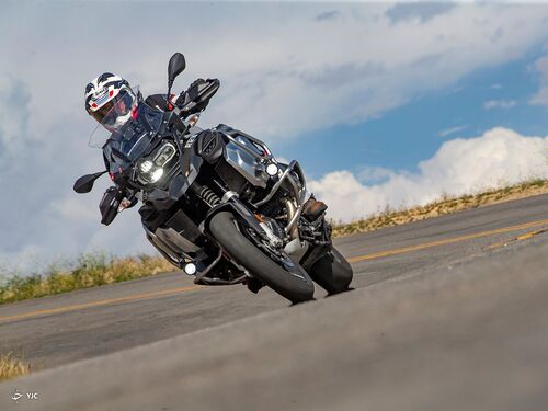 هوندا گلدوینگ 2019  Tour در مقابل بی ام و R 1250 GS Adventure  + فیلم