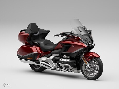 مقایسه هوندا Gold Wing Tour و بی ام و R ۱۲۵۰ GS Adventure  + فیلم