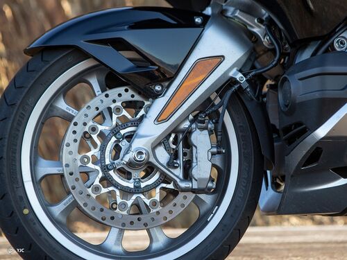 مقایسه هوندا Gold Wing Tour و بی ام و R ۱۲۵۰ GS Adventure  + فیلم
