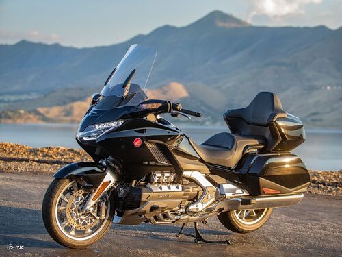 مقایسه هوندا Gold Wing Tour و بی ام و R ۱۲۵۰ GS Adventure  + فیلم