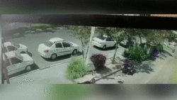عبور معجزه آسای خودرو از مسیر پرتردد بزرگراه! + فیلم