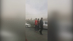 حادثه آفرینی چادر کامیون در یک اتوبان + فیلم