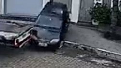 حادثه آفرینی چادر کامیون در یک اتوبان + فیلم