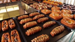 آماده سازی کیک طالبی در شیرینی فروشی + فیلم