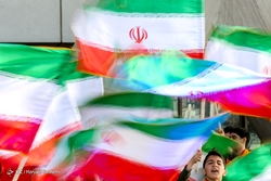 پرش چتربازان از برج میلاد به مناسبت روز جمهوری اسلامی