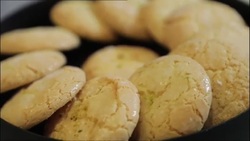 آموزش روش تهیه شیرینی ترد توپک گردویی + فیلم