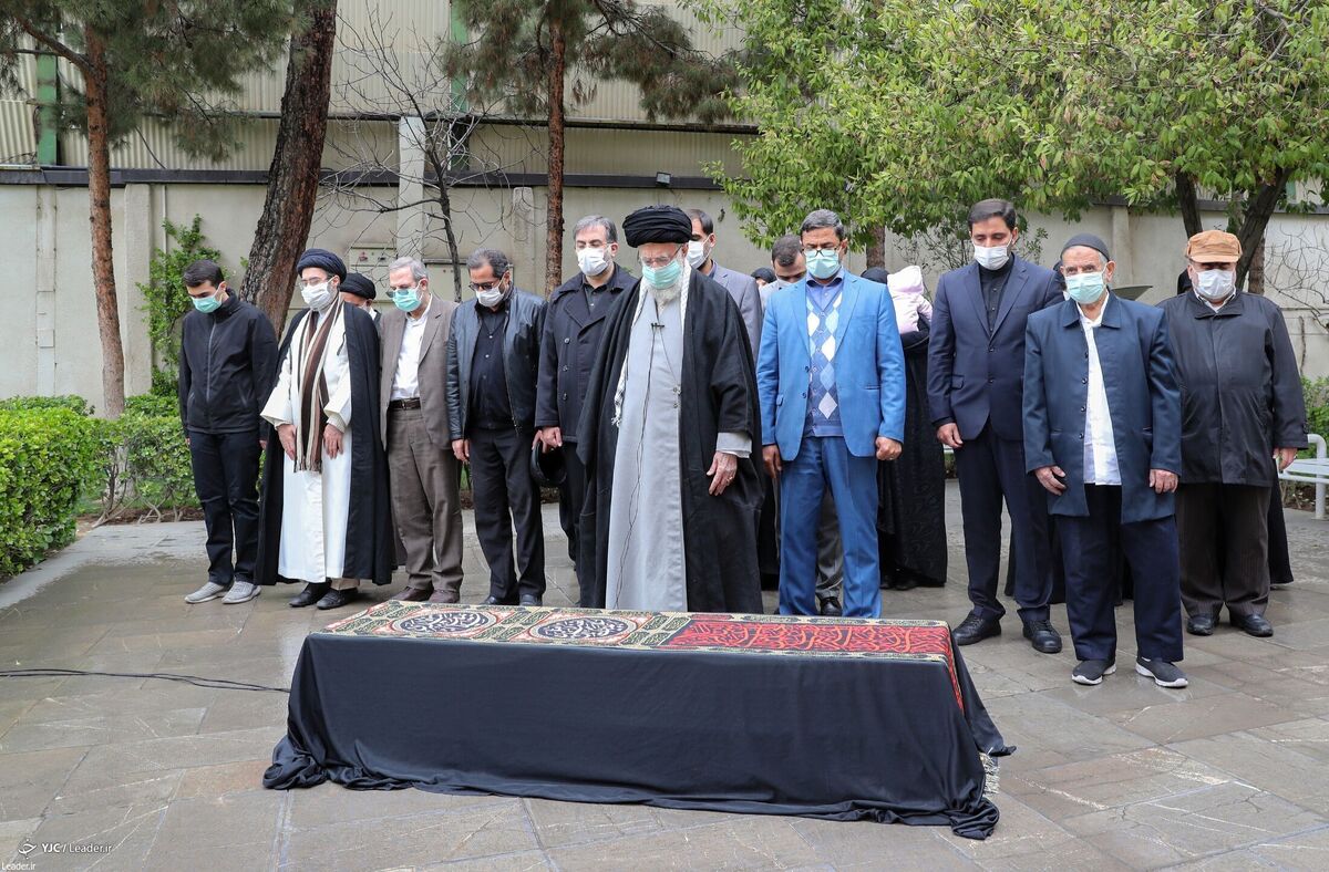 اقامه نماز به امامت رهبر انقلاب بر پیکر شهدای حمله تروریستی دمشق