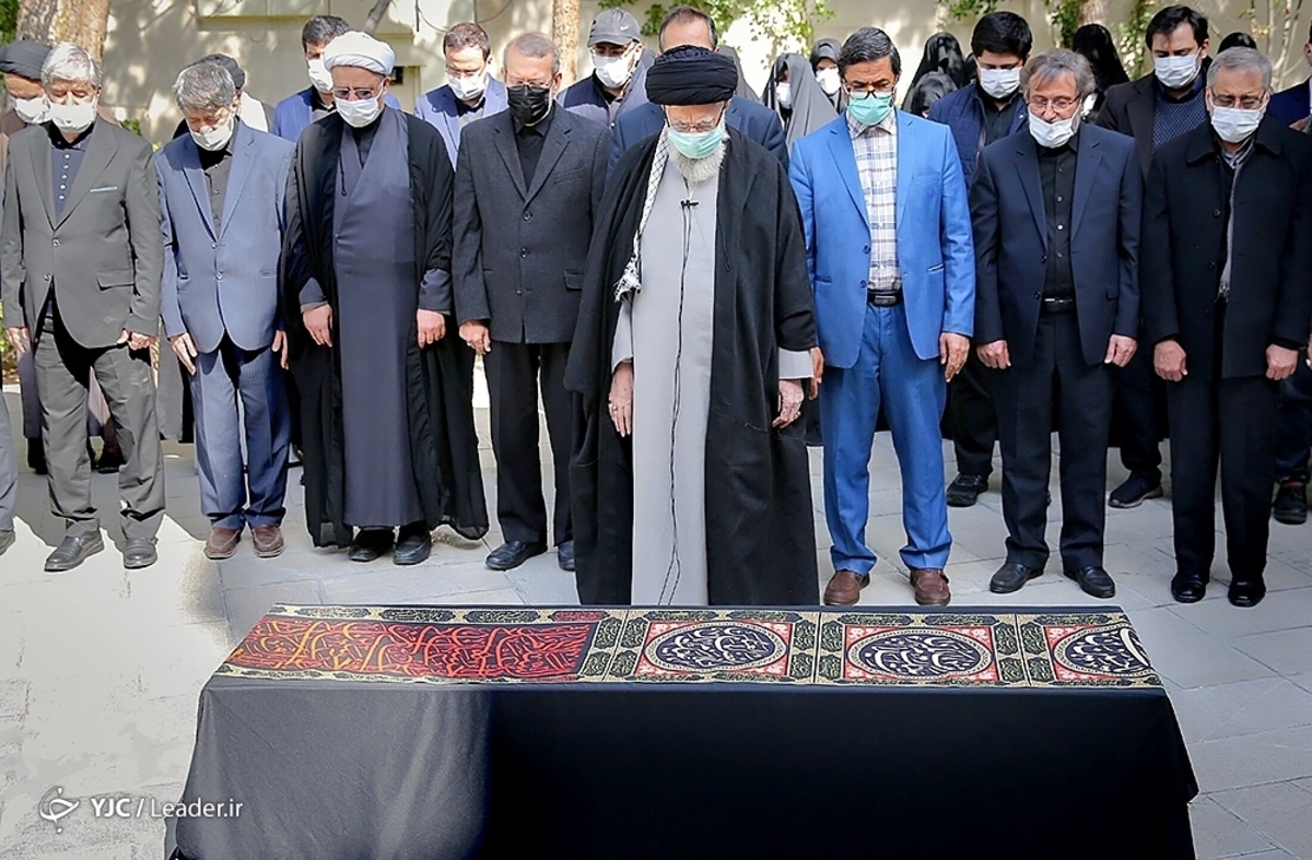 اقامه نماز رهبر انقلاب بر پیکر دکتر حسن غفوری فرد