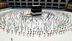 طنین انداز شدن اذان صبح در خانه خدا + فیلم