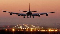 برخورد بال هواپیما با چراغ فرودگاه + فیلم