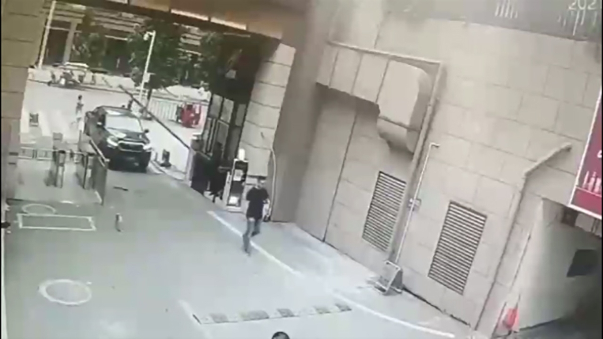 لحظه برخورد کامیون تانکر آب با مینی‌بوس حامل کارگران معدن + فيلم