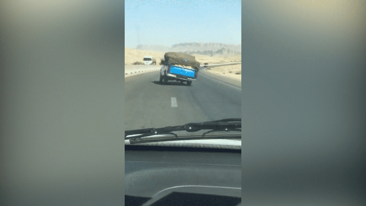 سرعت عمل راننده خودروی سواری در لحظه حادثه + فیلم