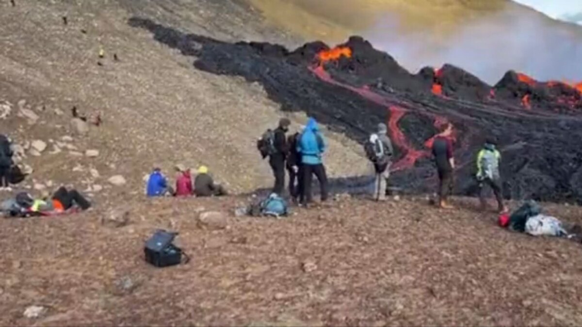 فیلم دیدنی از فوران آتشفشان در نزدیکی پایتخت ایسلند
