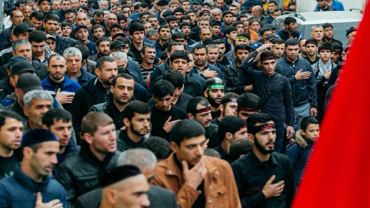 یک زن مسیحی از نخل سرفره کاشان حاجت گرفت + فیلم