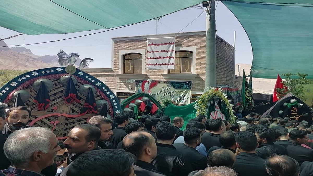 بر دوش کشیدن زائر کهنسال ایرانی توسط نظامی عراقی + فیلم