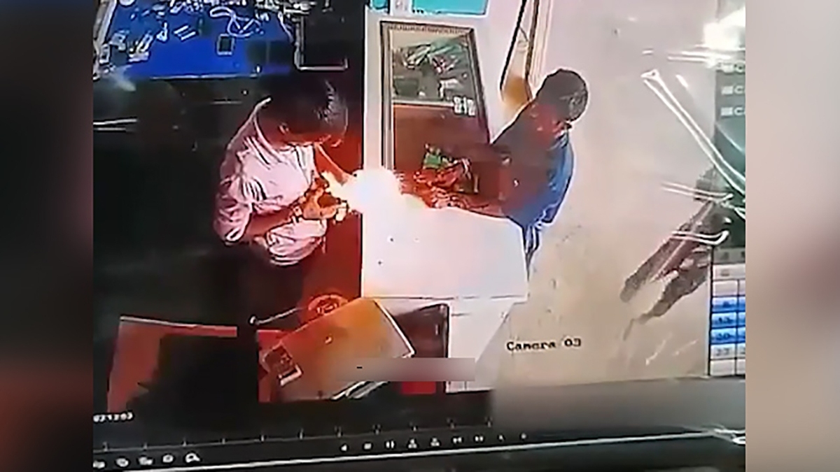 نوکیا ۳۳۱۰ زیر دستگاه پرس + فیلم