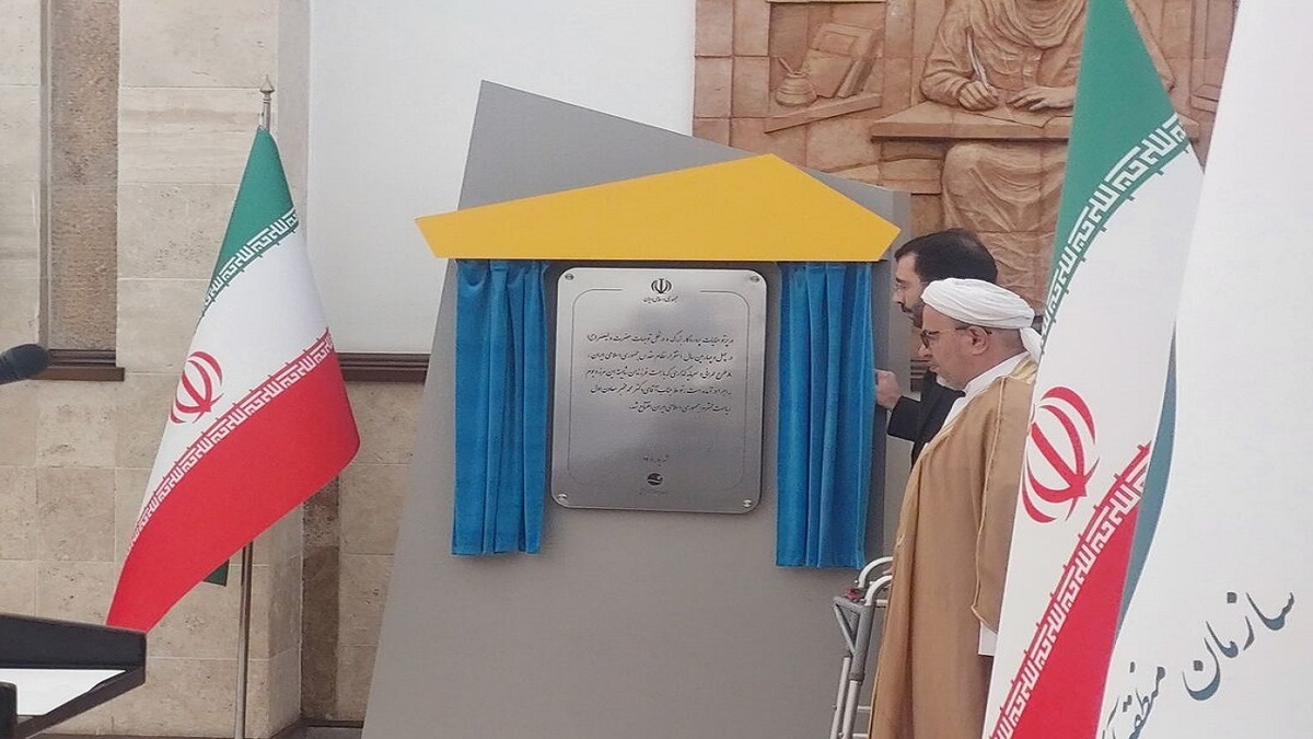 بازدید معاون اول رئیس جمهور از نمایشگاه نوشت افزار ایرانی