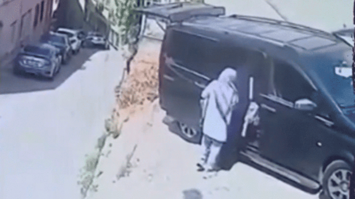 سقوط پسربچه حواس پرت به داخل گودال + فیلم