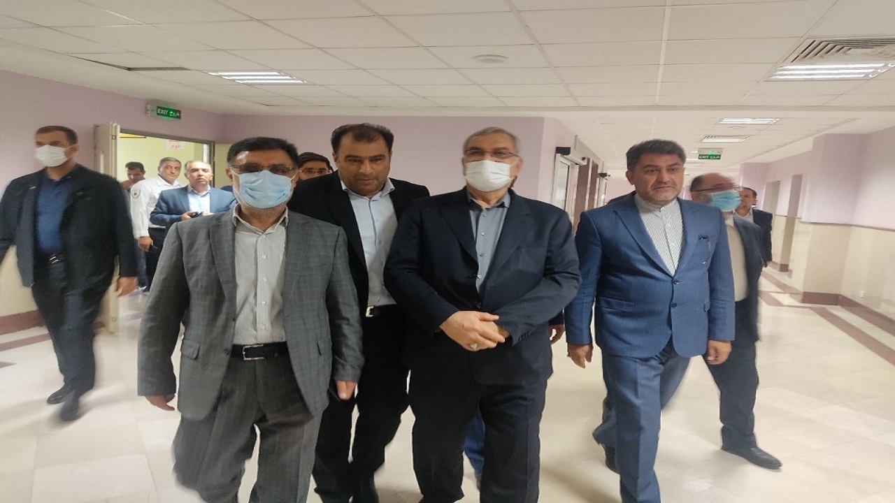 عیادت وزیر بهداشت از مصدومان زلزله خوی