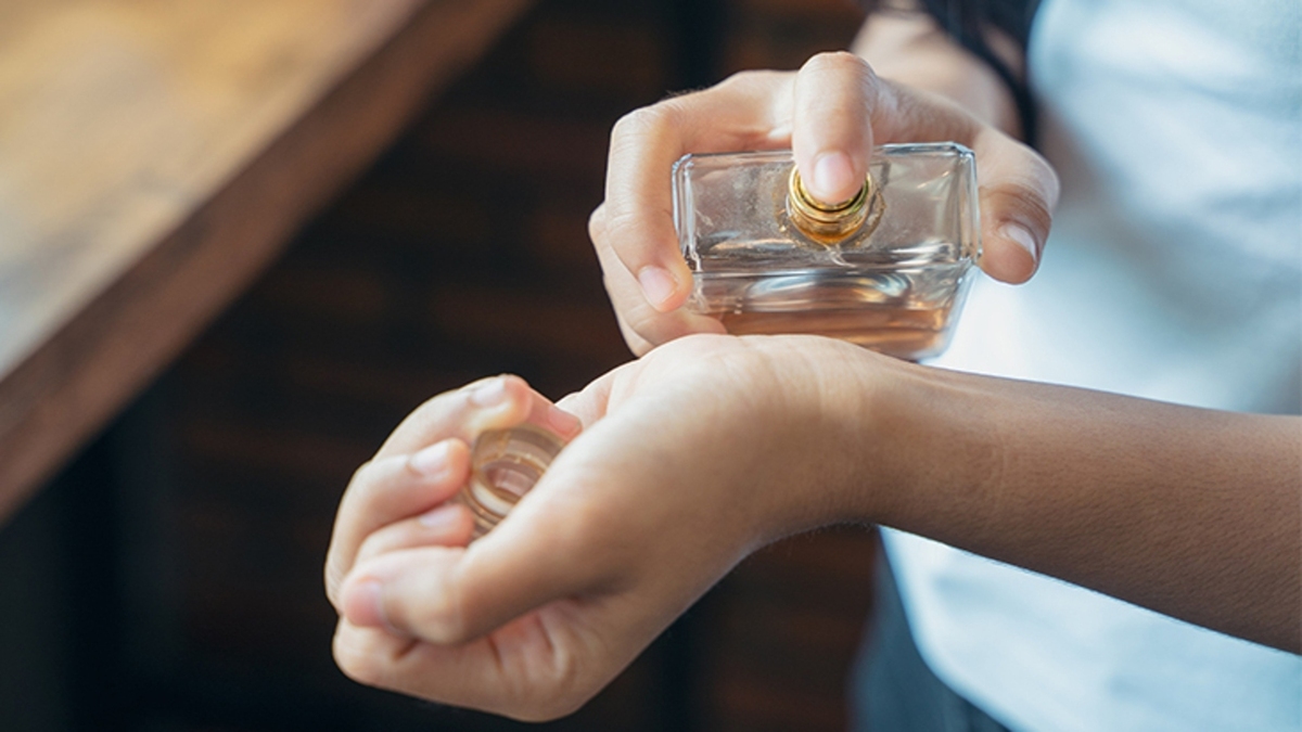 چرا از بوی عطر سرمان درد می‌گیرد؟ + فیلم