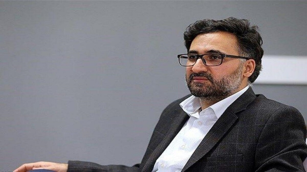 افتادن مجری از روی صندلی در برنامه زنده + فیلم