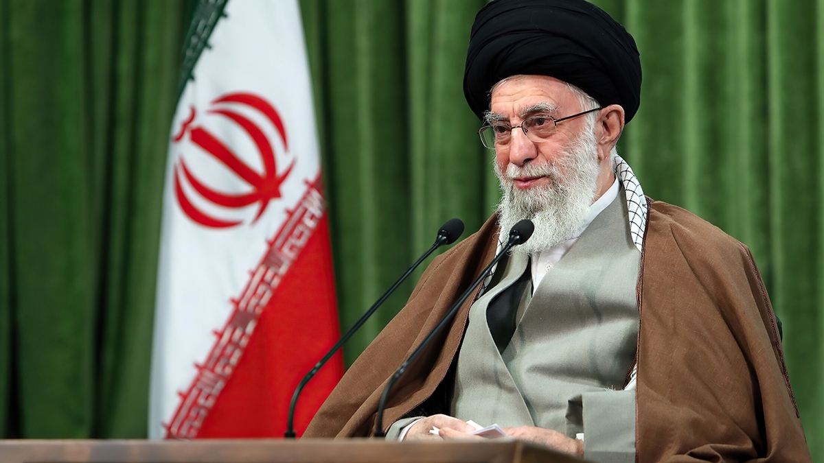 زائران غیرایرانی حرم امام رضا (ع) در انتظار دیدار رهبر انقلاب + فیلم