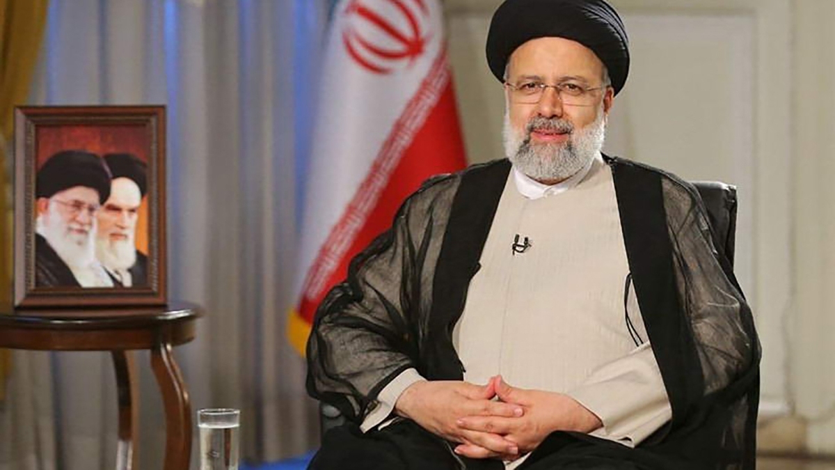زائران غیرایرانی حرم امام رضا (ع) در انتظار دیدار رهبر انقلاب + فیلم