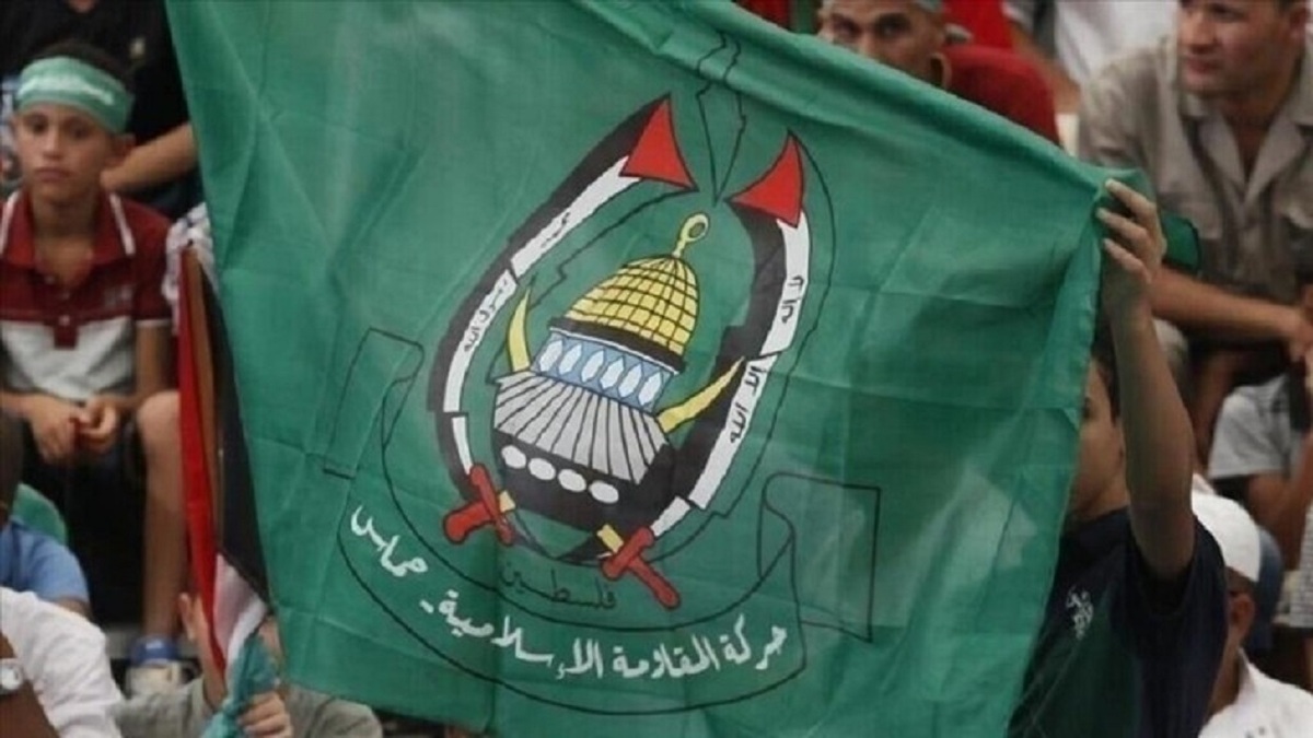 یک کودک فلسطینی بر سر مزار پدر و مادرش + فیلم