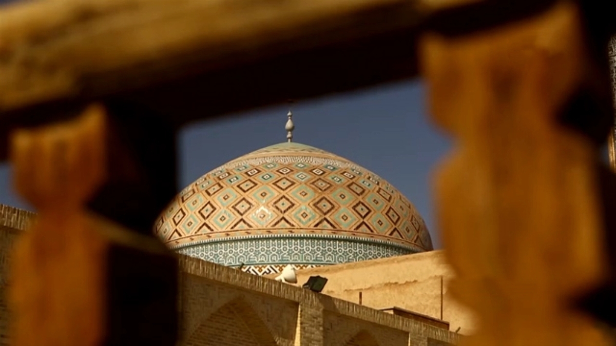 لحظه هولناک فرو ریختن مناره یک مسجد در اثر طوفان شدید + فیلم