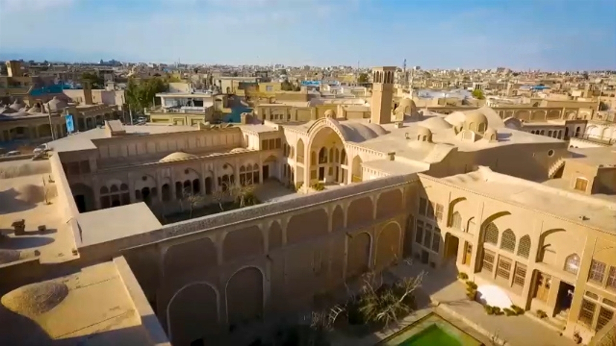 برداشت گل بیدمشک از باغ‌های کاشان + فیلم