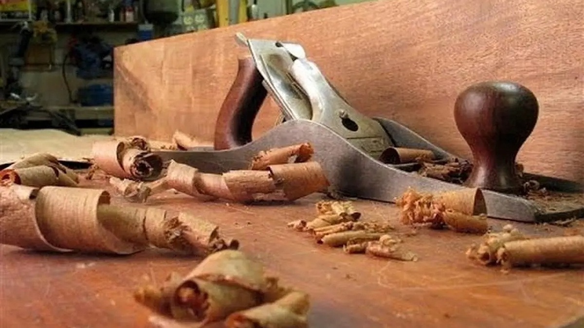 ایجاد نقش و نگار روی چوب در کارگاه + فیلم