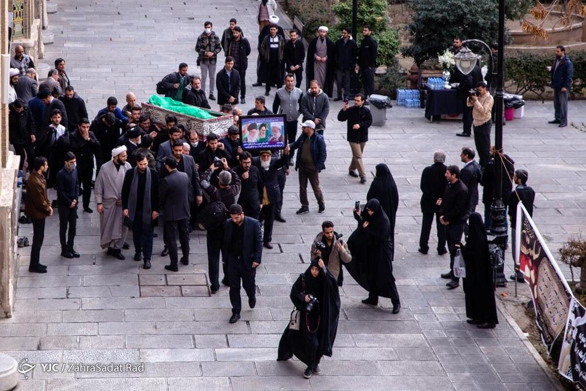 کاشت نهال توسط رهبر انقلاب اسلامی در روز درختکاری