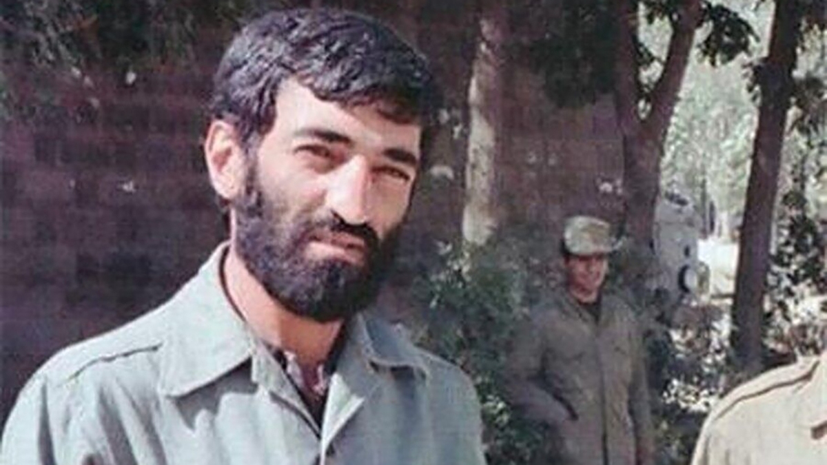 تصویری از فرمانده ایرانی در حال شستن ظرف رزمندگان