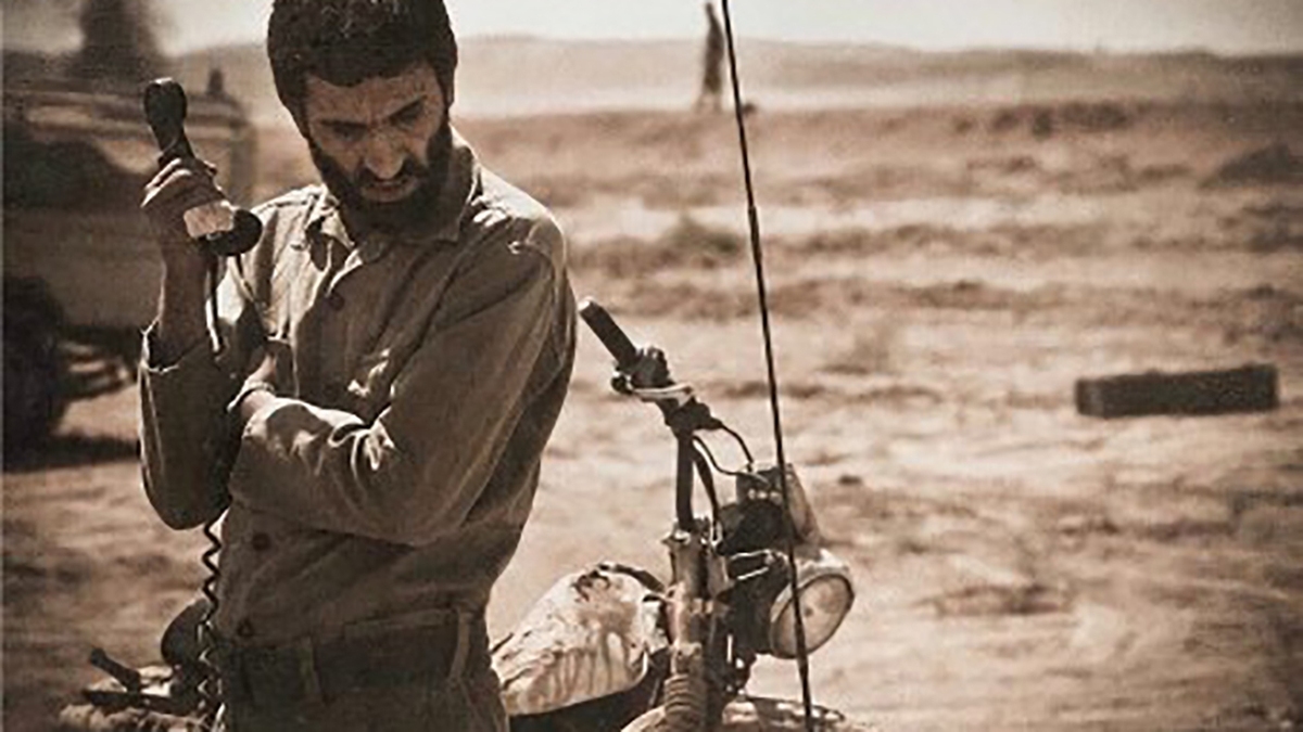 تصویری از فرمانده ایرانی در حال شستن ظرف رزمندگان