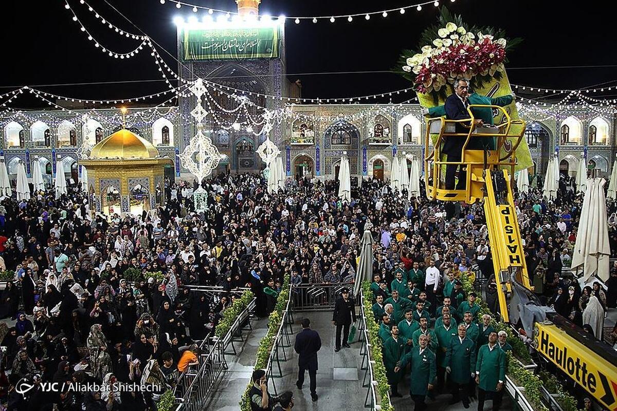 گل‌آرایی حرم مطهر رضوی در آستانه میلاد با سعادت امام رضا (ع)