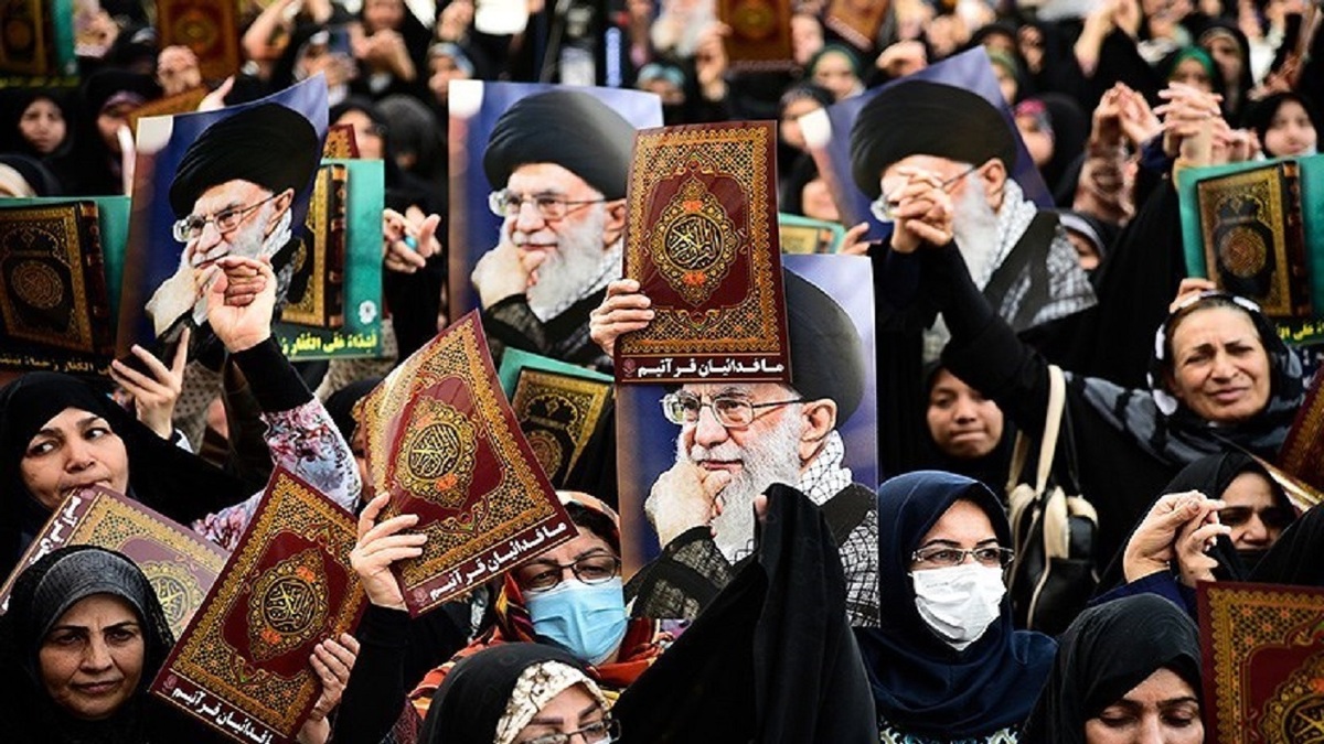 ۳ فضیلت خواندن نماز جمعه + فیلم