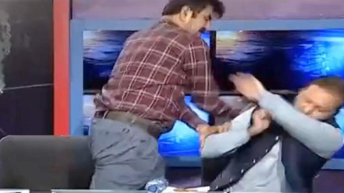 پرتاب بطری به سمت رئیس جمهور آرژانتین + فیلم